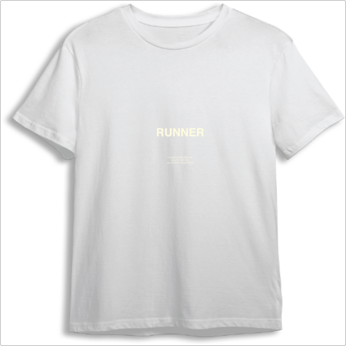 Camiseta com estampa frontal de "RUNNER" acima de detalhes textuais pequenos e estampa traseira de texto corporativo e direitos autorais em destaque.