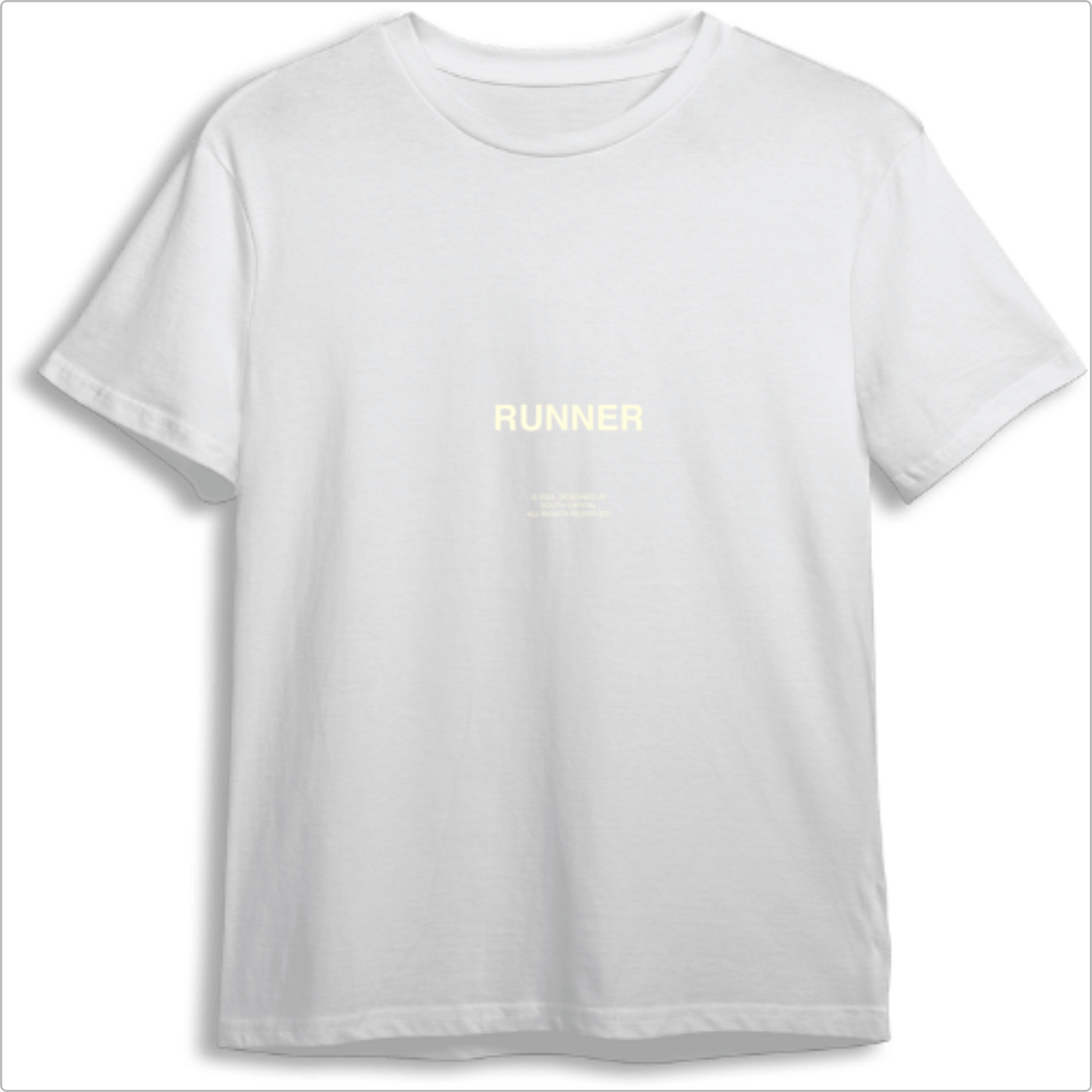 Camiseta com estampa frontal de "RUNNER" acima de detalhes textuais pequenos e estampa traseira de texto corporativo e direitos autorais em destaque.