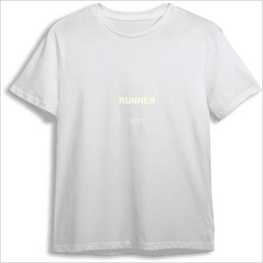 Camiseta com estampa frontal de "RUNNER" acima de detalhes textuais pequenos e estampa traseira de texto corporativo e direitos autorais em destaque.