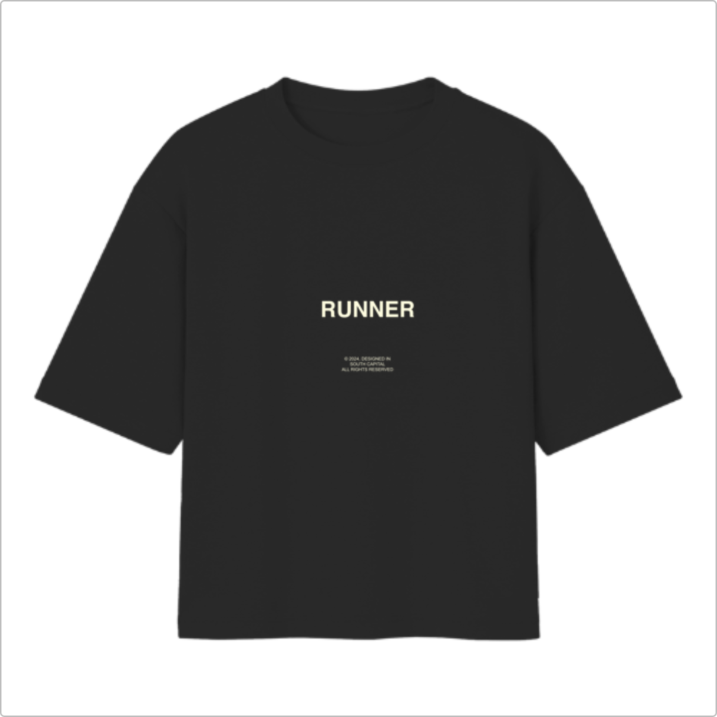 Camiseta com estampa frontal de "RUNNER" e detalhes de copyright, e estampa traseira de copyright "NINES RUNNING", design e direitos reservados.