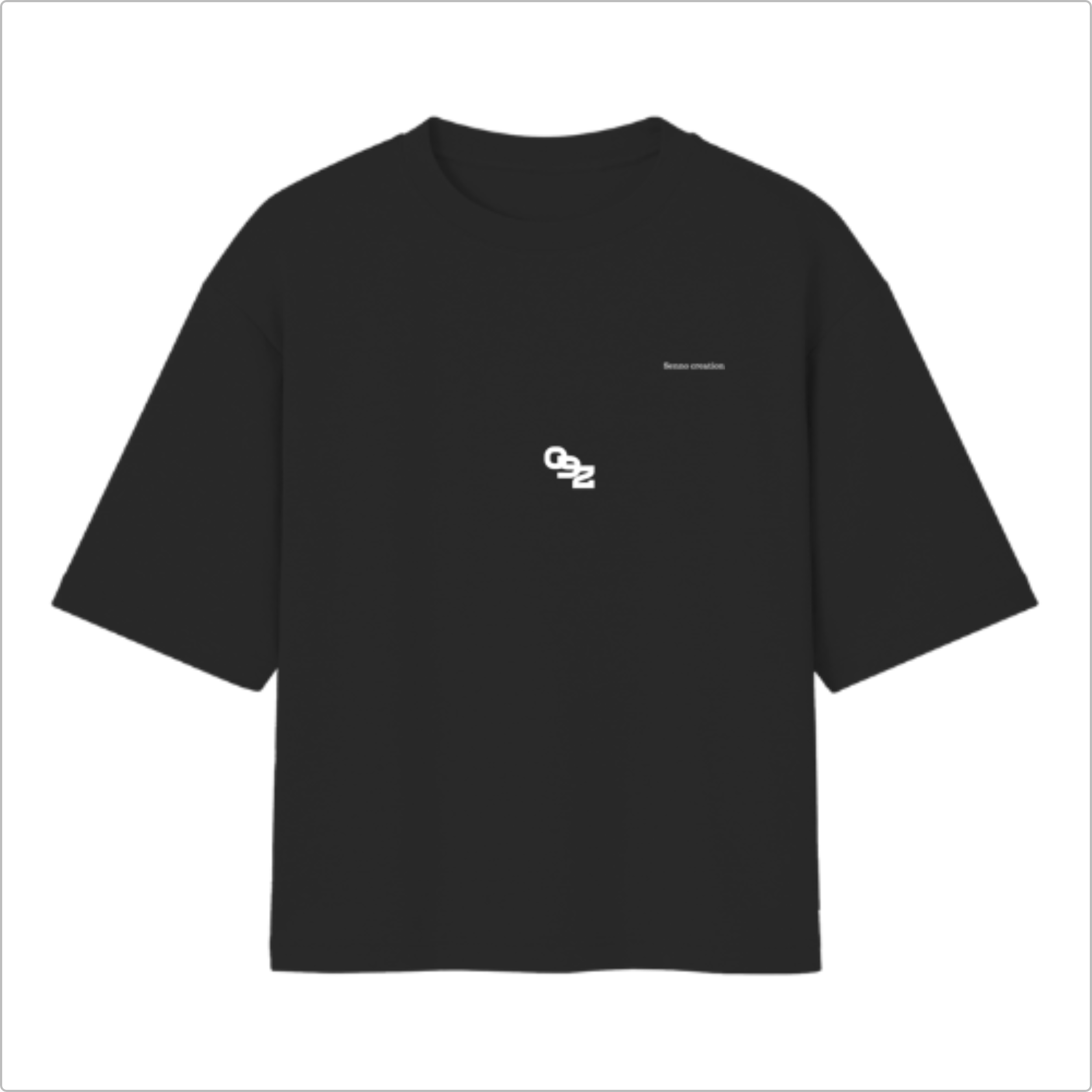 Camiseta com estampa frontal de pequeno texto em fonte discreta e o número 