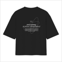 Camiseta com estampa frontal de texto pequeno "ninesrunning RUNNING DEPARTMENT" e estampa traseira com texto ampliado e gráficos orbitais detalhados.