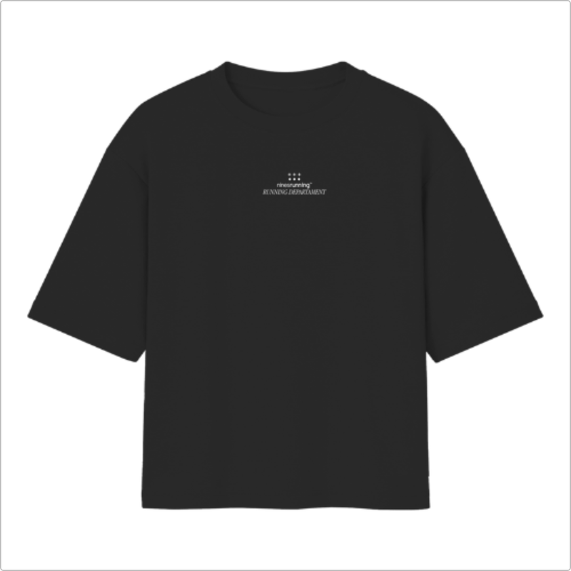 Camiseta com estampa frontal de texto pequeno "ninesrunning RUNNING DEPARTMENT" e estampa traseira com texto ampliado e gráficos orbitais detalhados.