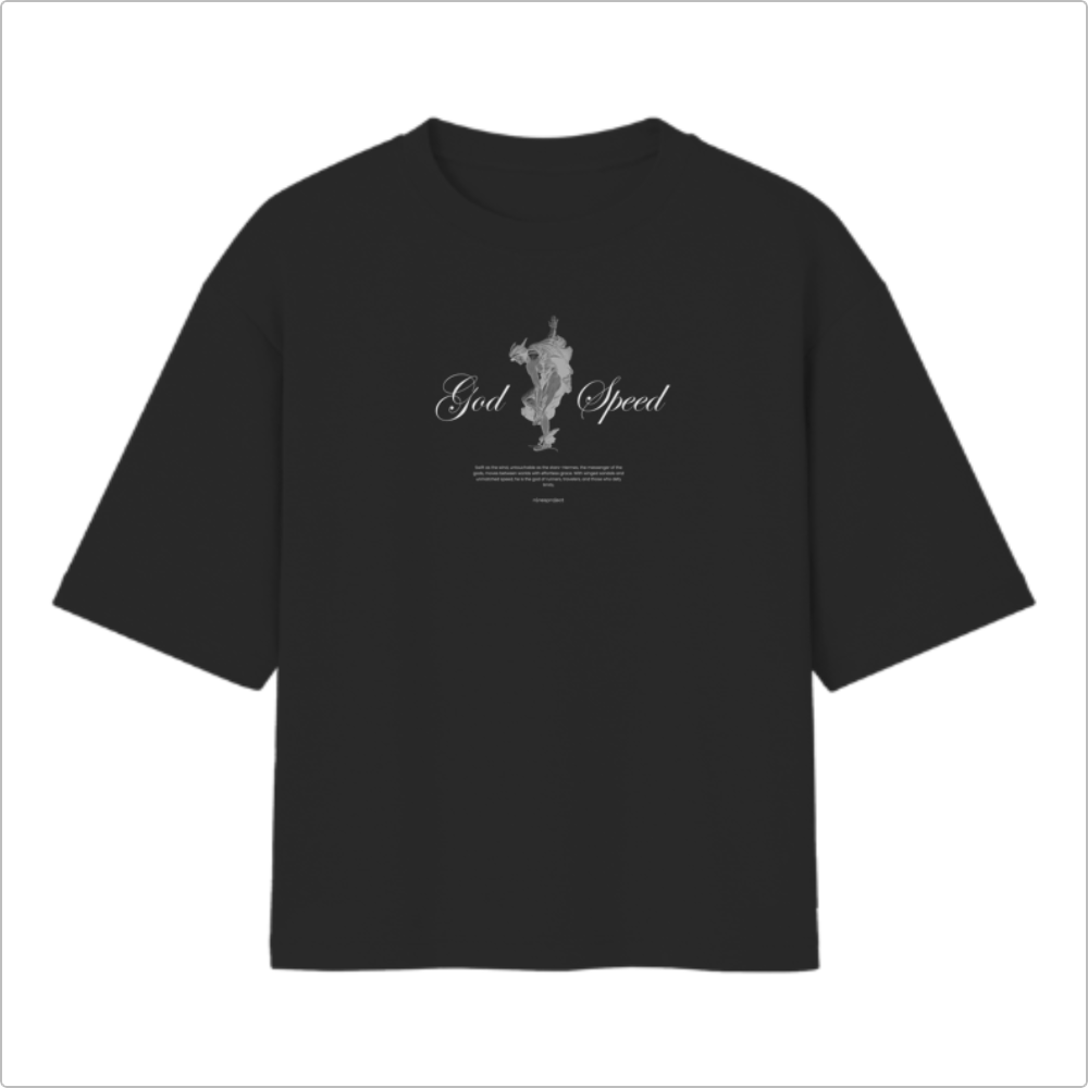 Camiseta com estampa frontal de texto "God Speed" em letra cursiva, acompanhada por uma ilustração centralizada de figura mitológica e texto adicional abaixo.
