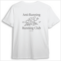 Camiseta com estampa frontal de desenho de personagem esportivo estilizado e estampa traseira com texto "Anti-Running Running Club" e mesmo desenho ampliado.