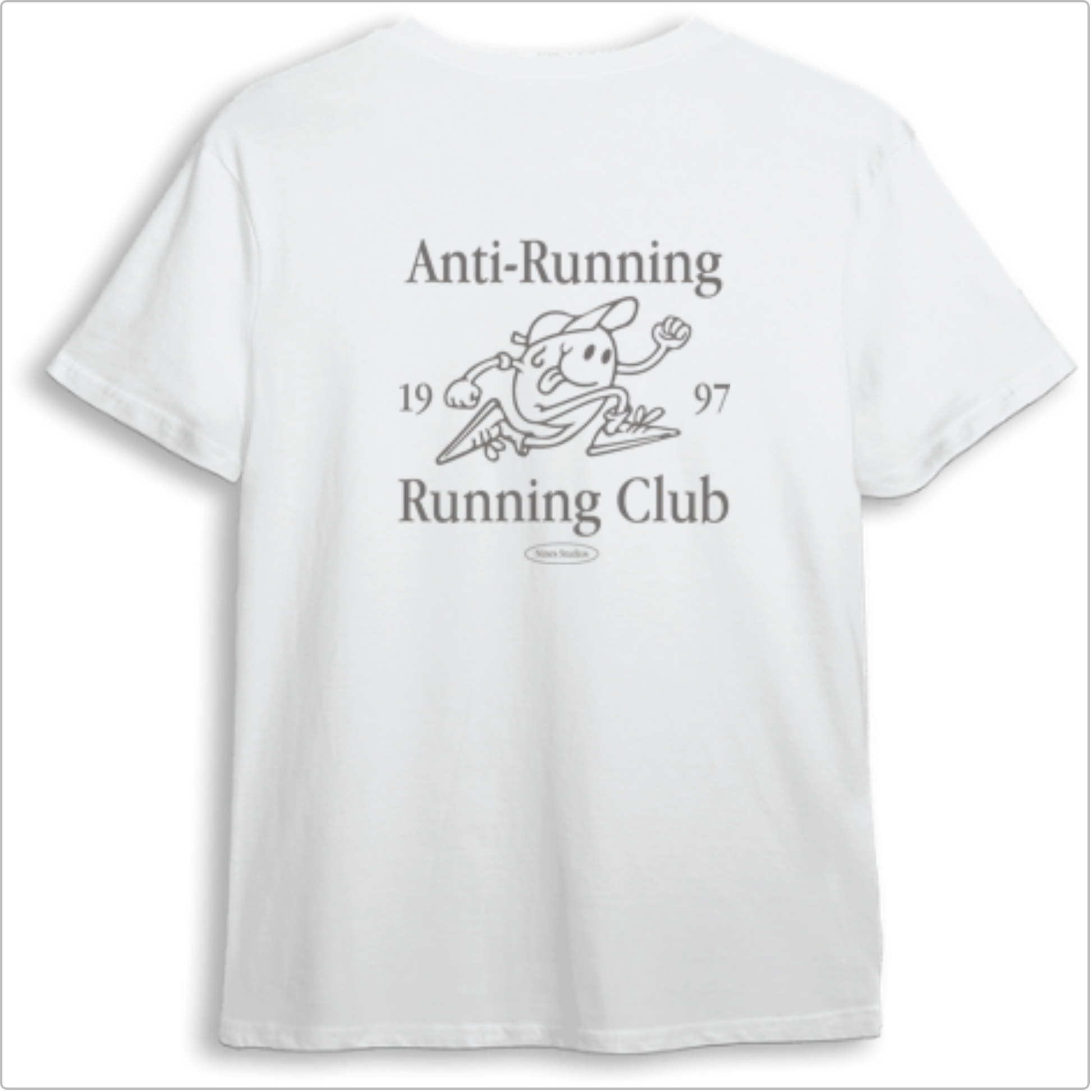 Camiseta com estampa frontal de desenho de personagem esportivo estilizado e estampa traseira com texto "Anti-Running Running Club" e mesmo desenho ampliado.
