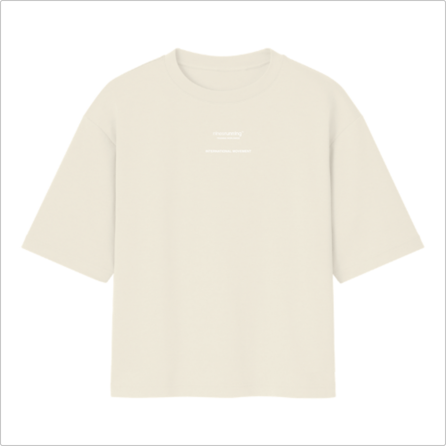 Camiseta com estampa frontal de texto pequeno e discreto "ninesrunning INTERNATIONAL MOVEMENT" e estampa traseira com design abstrato e texto detalhado.