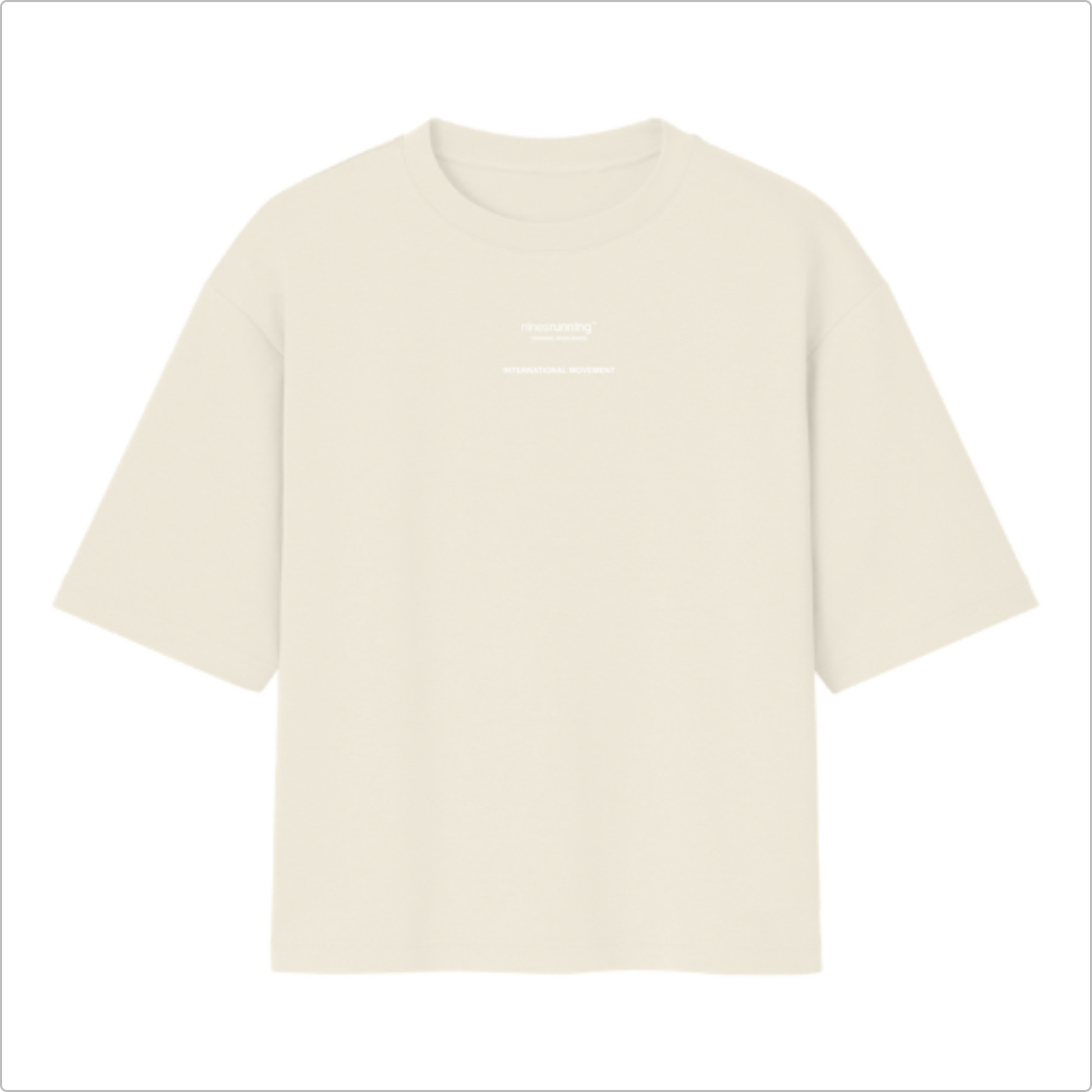 Camiseta com estampa frontal de texto pequeno e discreto "ninesrunning INTERNATIONAL MOVEMENT" e estampa traseira com design abstrato e texto detalhado.