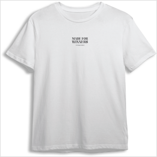Camiseta com estampa frontal de texto "MADE FOR WINNERS" e estampa traseira com texto similar destacado acima de imagens de estátuas de corredores.