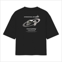 Camiseta com estampa frontal de texto pequeno e discreto "ninesrunning INTERNATIONAL MOVEMENT" e estampa traseira com design abstrato e texto detalhado.