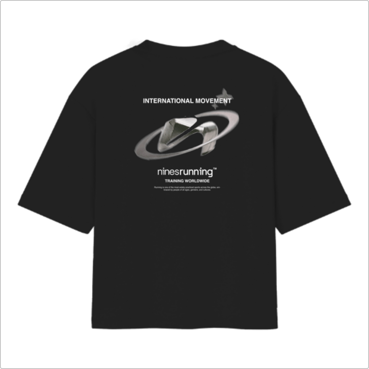 Camiseta com estampa frontal de texto pequeno e discreto "ninesrunning INTERNATIONAL MOVEMENT" e estampa traseira com design abstrato e texto detalhado.