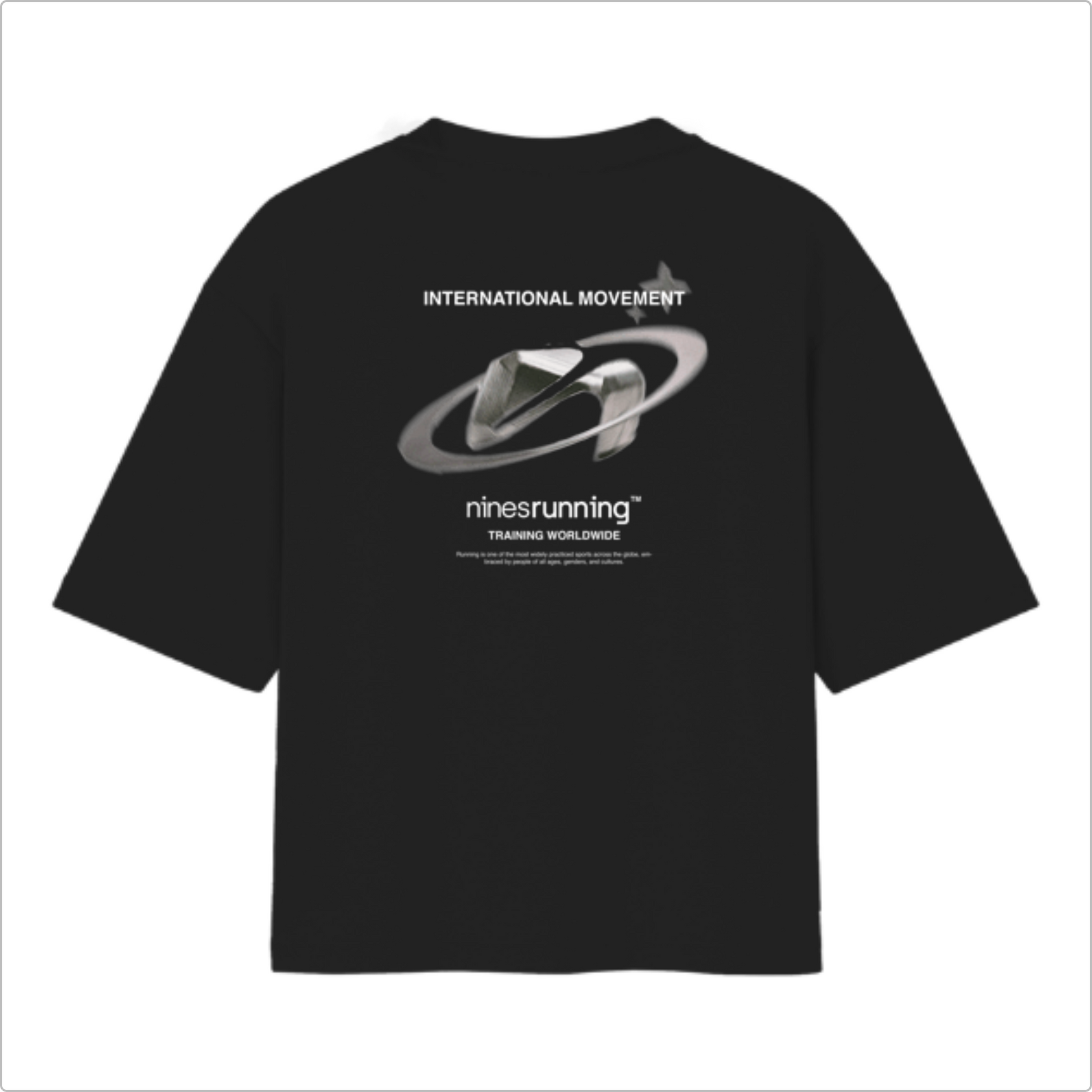 Camiseta com estampa frontal de texto pequeno e discreto "ninesrunning INTERNATIONAL MOVEMENT" e estampa traseira com design abstrato e texto detalhado.