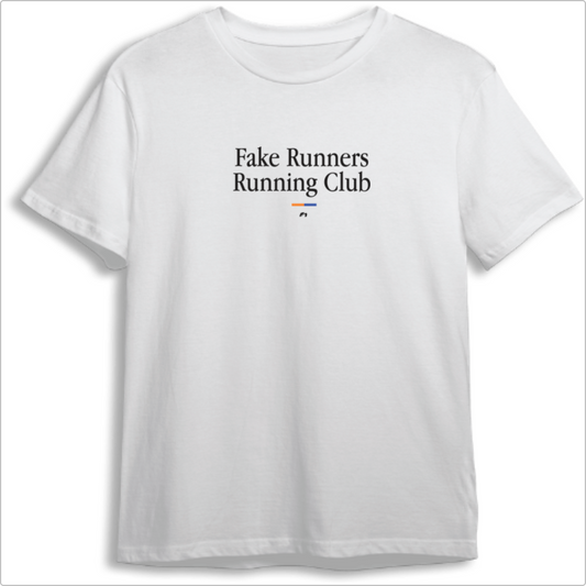 Camiseta com estampa frontal de texto "Fake Runners Running Club", acompanhada por pequenos elementos gráficos em linhas horizontais decorativas.