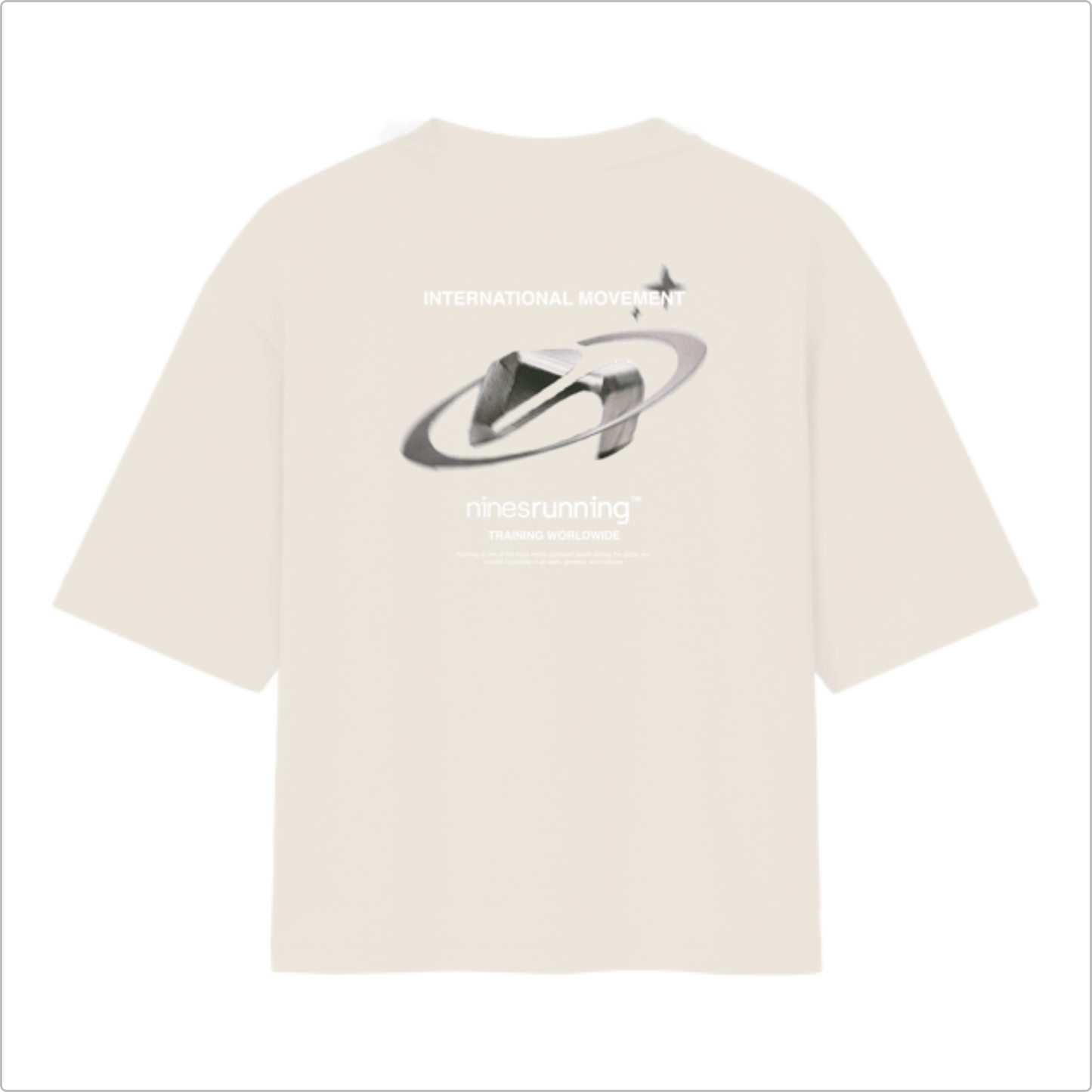 Camiseta com estampa frontal de texto pequeno e discreto "ninesrunning INTERNATIONAL MOVEMENT" e estampa traseira com design abstrato e texto detalhado.