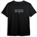 Camiseta com estampa frontal de texto "Fake Runners Running Club", acompanhada por pequenos elementos gráficos em linhas horizontais decorativas.