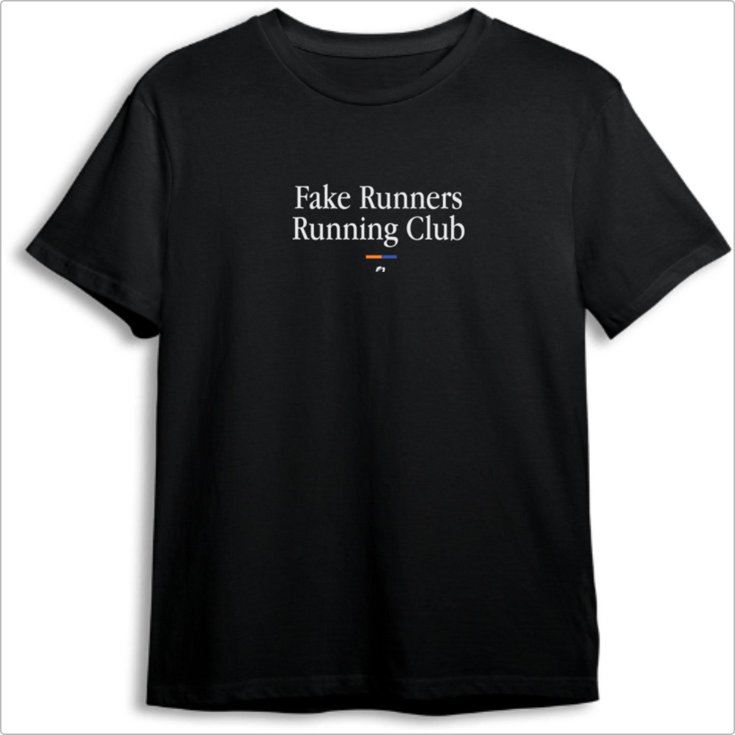 Camiseta com estampa frontal de texto "Fake Runners Running Club", acompanhada por pequenos elementos gráficos em linhas horizontais decorativas.