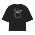 Camiseta com estampa frontal de pequeno texto em fonte discreta e o número "02" sobreposto e estampa traseira de texto estilizado "Everyday Running Club" e círculo concêntrico.