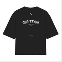 Camiseta com estampa frontal de "092CLUB" em letras minimalistas e estampa traseira de "092 TEAM" com detalhes adicionais de texto estilizado.