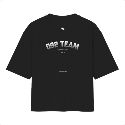 Camiseta com estampa frontal de "092CLUB" em letras minimalistas e estampa traseira de "092 TEAM" com detalhes adicionais de texto estilizado.