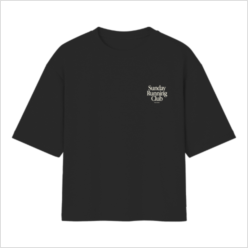 Camiseta com estampa frontal de "Sunday Running Club" em fonte elegante e estampa traseira ampliada da mesma frase com "Nines Studios" abaixo.