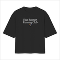 Camiseta com estampa frontal de texto "Fake Runners Running Club" e uma pequena linha horizontal seguida de um símbolo minimalista.