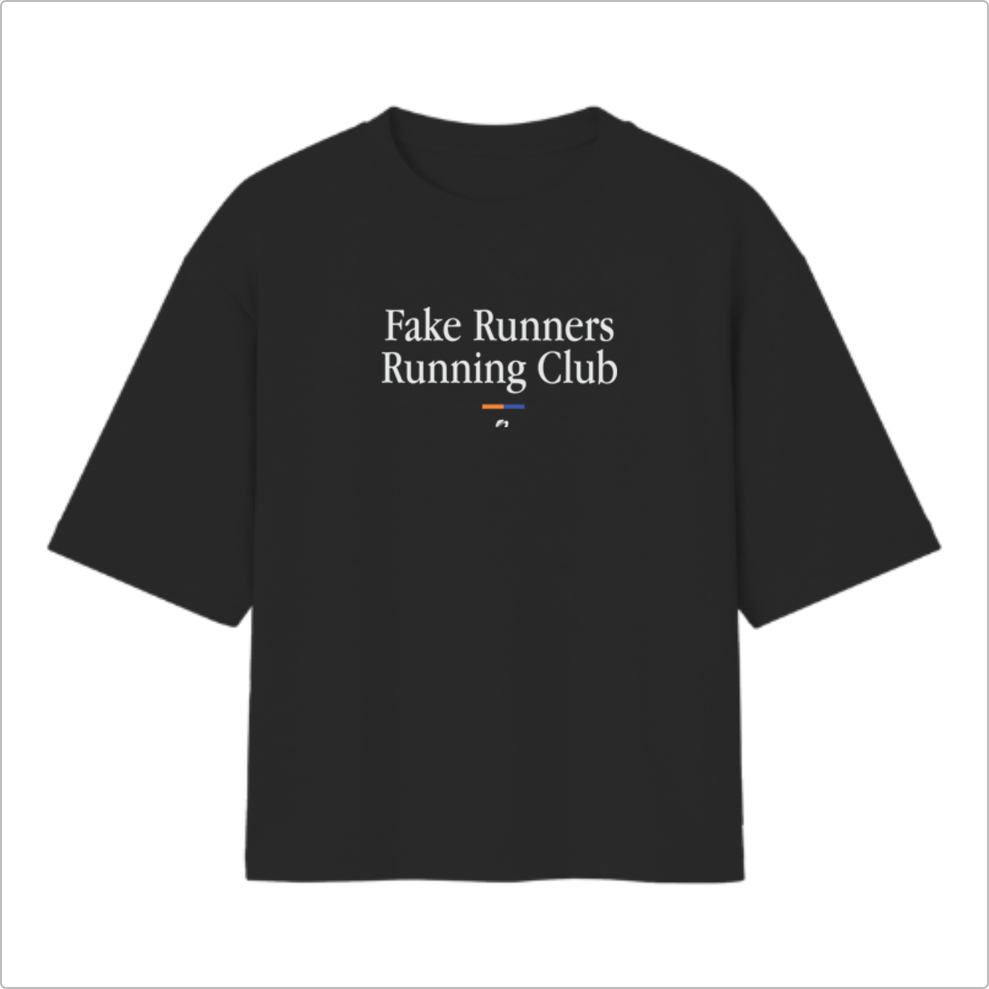 Camiseta com estampa frontal de texto "Fake Runners Running Club" e uma pequena linha horizontal seguida de um símbolo minimalista.