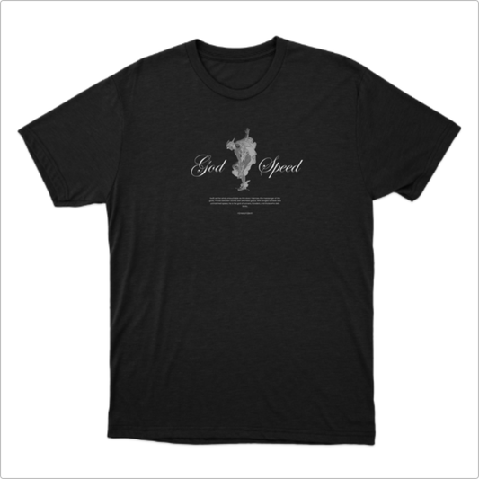 Camiseta com estampa frontal de palavras "God Speed" em estilo cursivo, acompanhadas de um detalhe gráfico centralizado em forma ornamental e texto embaixo.
