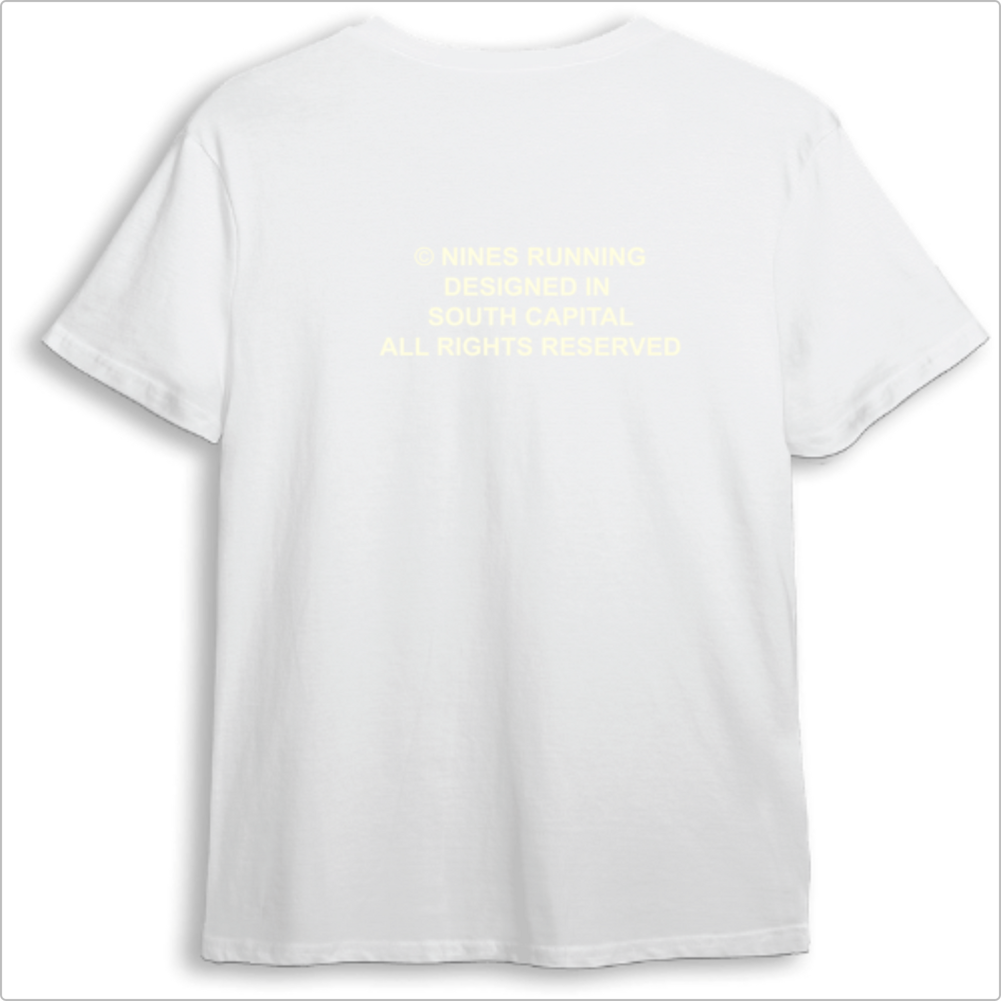 Camiseta com estampa frontal de "RUNNER" acima de detalhes textuais pequenos e estampa traseira de texto corporativo e direitos autorais em destaque.