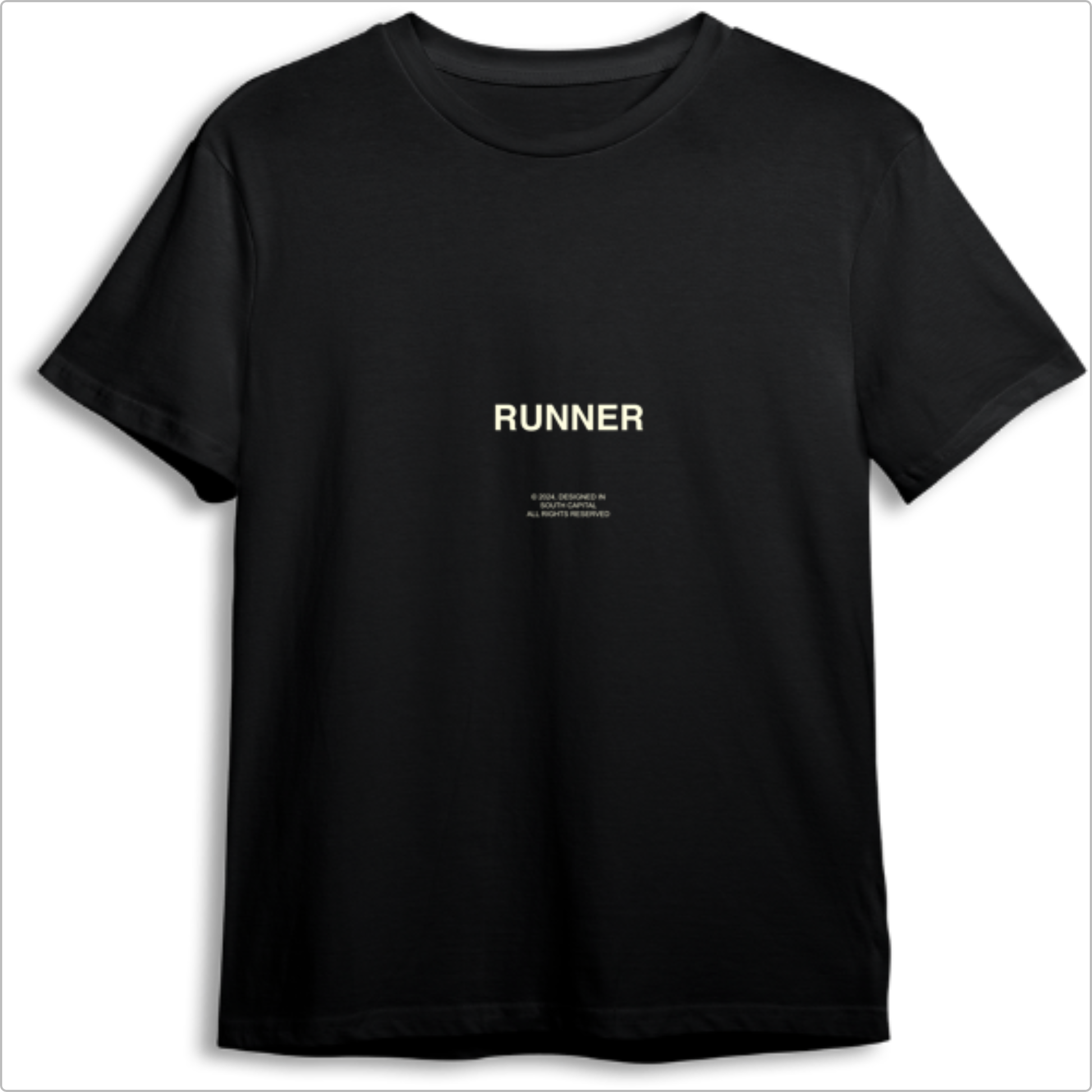 Camiseta com estampa frontal de "RUNNER" acima de detalhes textuais pequenos e estampa traseira de texto corporativo e direitos autorais em destaque.