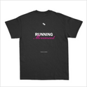 Camiseta com estampa frontal de logotipo pequeno e a frase "RUNNING Movement" estilizada, e estampa traseira maior com a mesma frase destacada e logotipo.