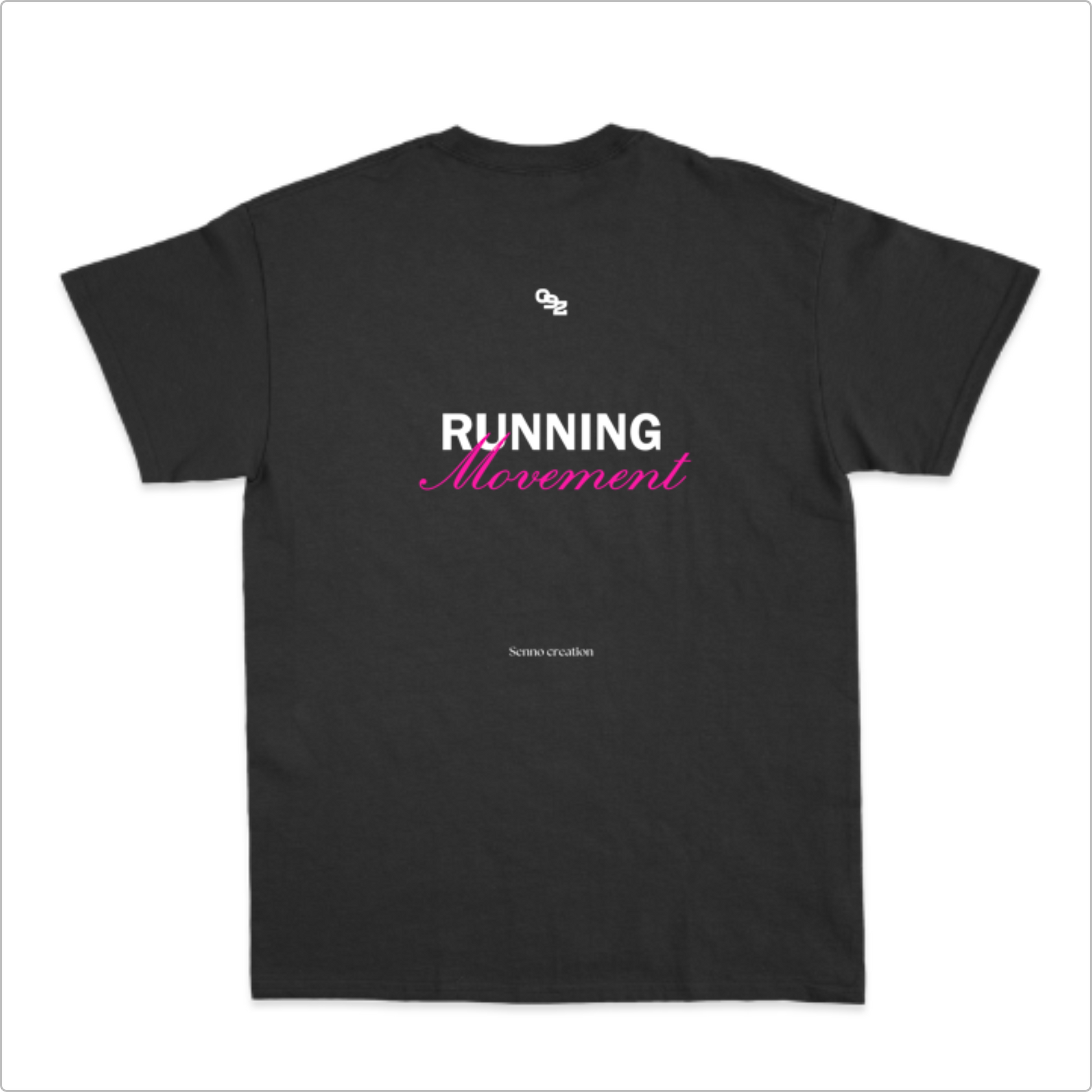 Camiseta com estampa frontal de logotipo pequeno e a frase "RUNNING Movement" estilizada, e estampa traseira maior com a mesma frase destacada e logotipo.