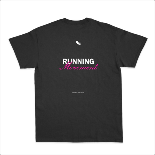 Camiseta com estampa frontal de logotipo pequeno e a frase "RUNNING Movement" estilizada, e estampa traseira maior com a mesma frase destacada e logotipo.