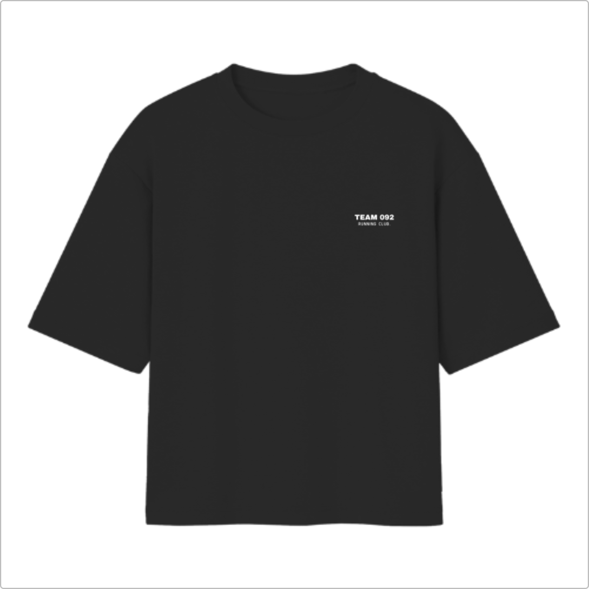 Camiseta com estampa frontal de "TEAM 092 RUNNING CLUB" e estampa traseira de "092 RUNNING CLUB A FASHION BRAND FOR RUNNERS" com logotipo acima.