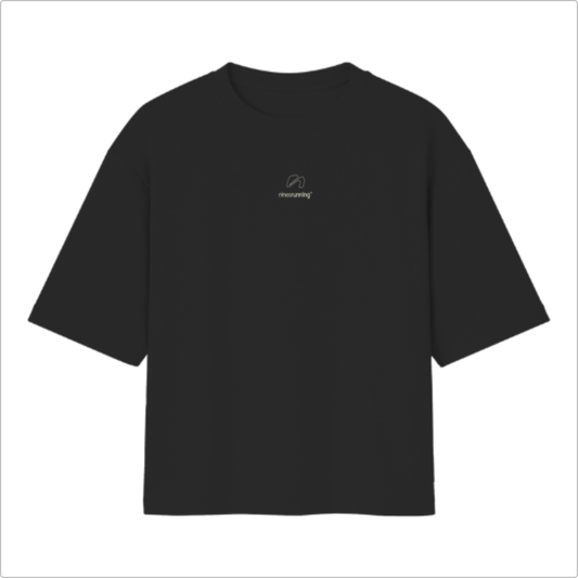 Camiseta com estampa frontal de pequeno logotipo e texto abaixo e estampa traseira com texto grande "SUNDAY RUNDAY", um padrão circular e texto adicional.