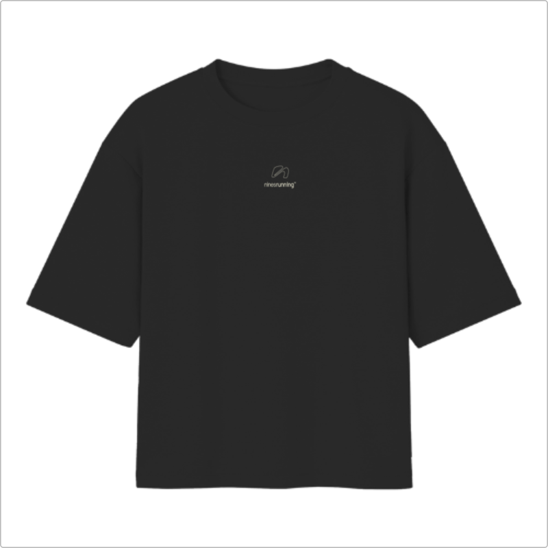 Camiseta com estampa frontal de pequeno logotipo e texto abaixo e estampa traseira com texto grande "SUNDAY RUNDAY", um padrão circular e texto adicional.