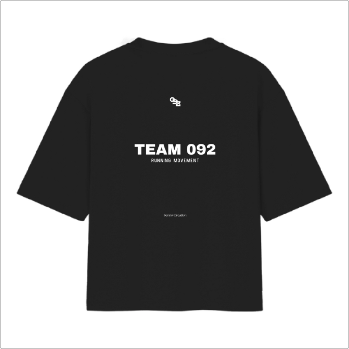 Camiseta com estampa frontal de "092" estilizado e estampa traseira com "092" e "TEAM 092 RUNNING MOVEMENT" acompanhados de texto menor.