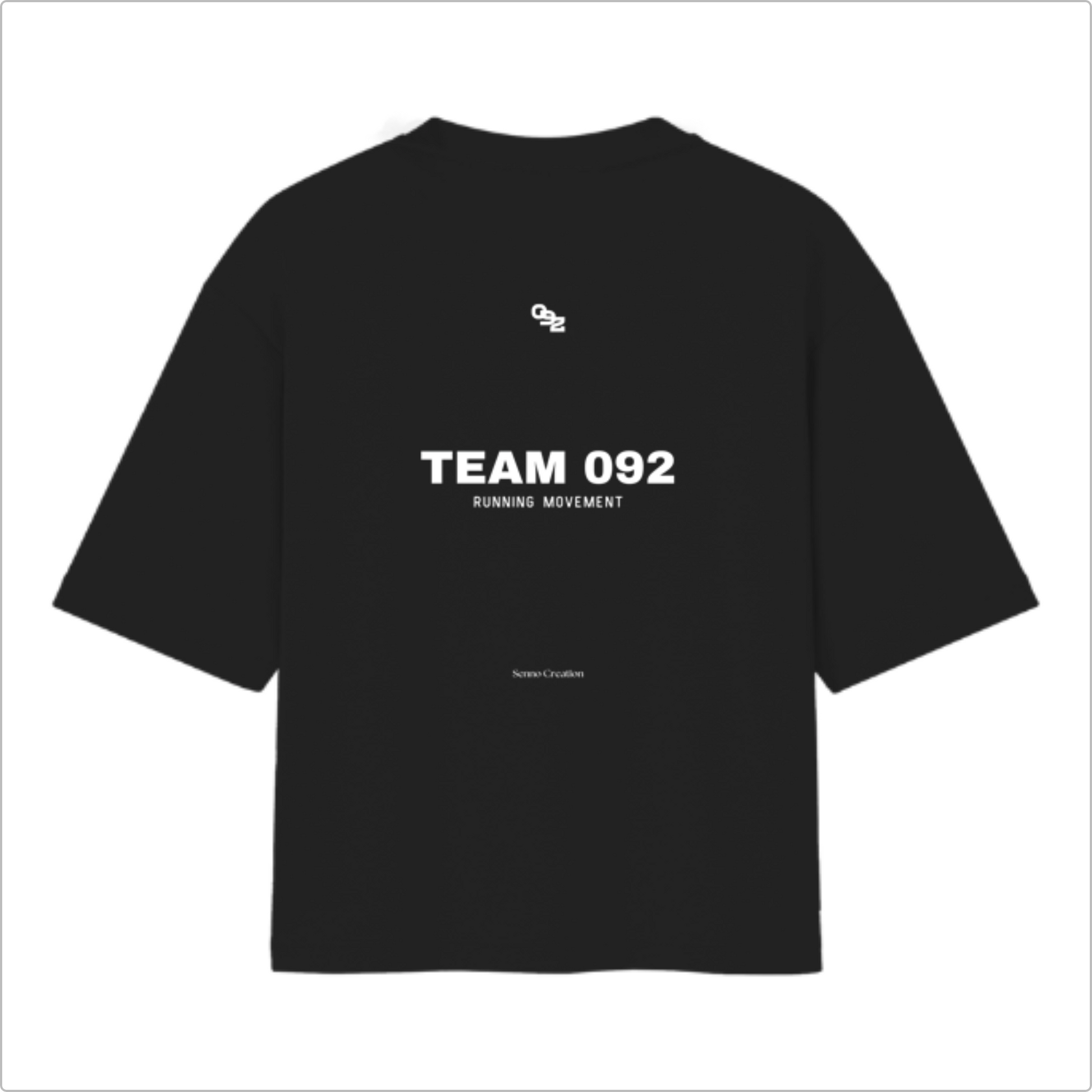 Camiseta com estampa frontal de "092" estilizado e estampa traseira com "092" e "TEAM 092 RUNNING MOVEMENT" acompanhados de texto menor.