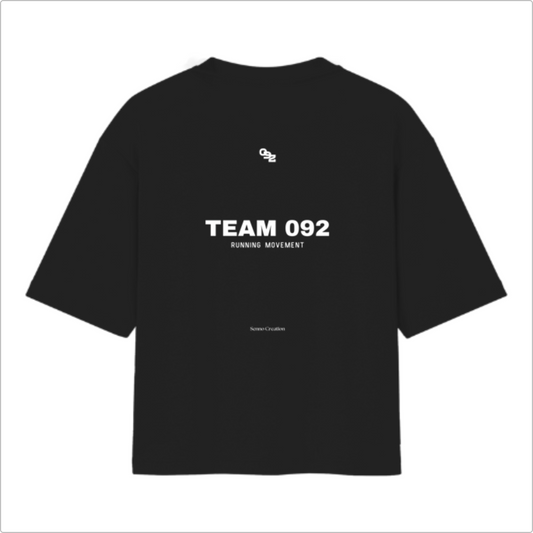 Camiseta com estampa frontal de "092" estilizado e estampa traseira com "092" e "TEAM 092 RUNNING MOVEMENT" acompanhados de texto menor.