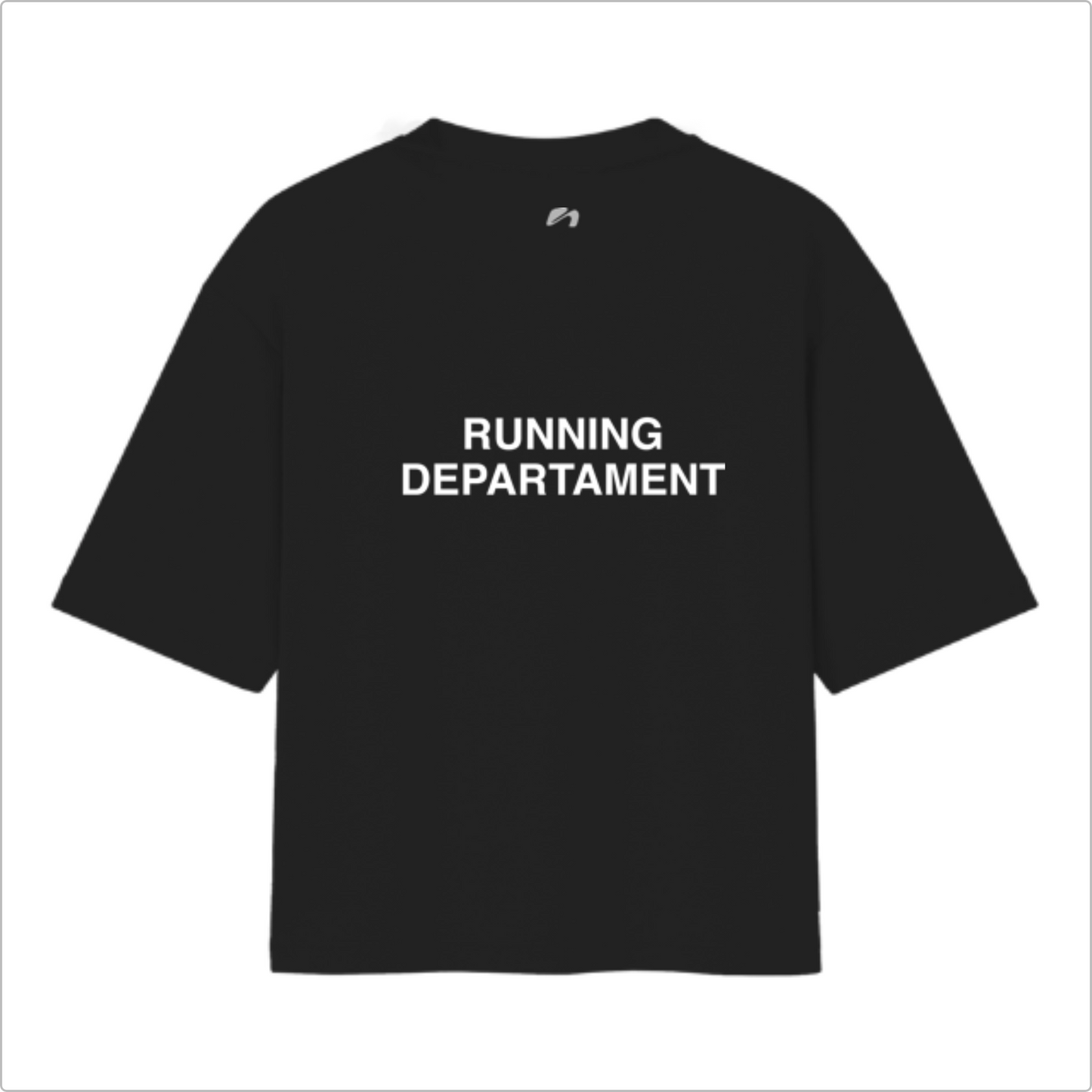 Camiseta com estampa frontal de texto pequeno "RUNNING DEPARTAMENT" e detalhe gráfico, e estampa traseira com texto maior "RUNNING DEPARTAMENT".