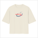 Camiseta com estampa frontal de texto "LIZZYÊ CORP." sobre saturno estilizado, e estampa traseira de átomo estilizado com círculo central destacado.