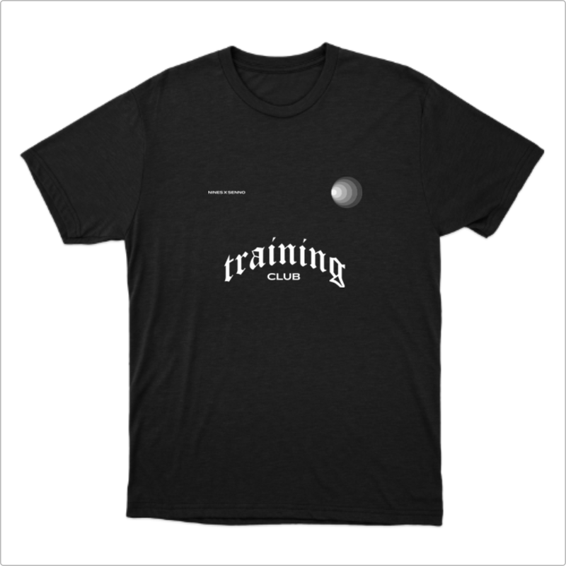 Camiseta com estampa frontal de textos "NINE X SENNO" e "training CLUB" em letras estilizadas, acompanhados de um círculo com efeito de camadas concêntricas.