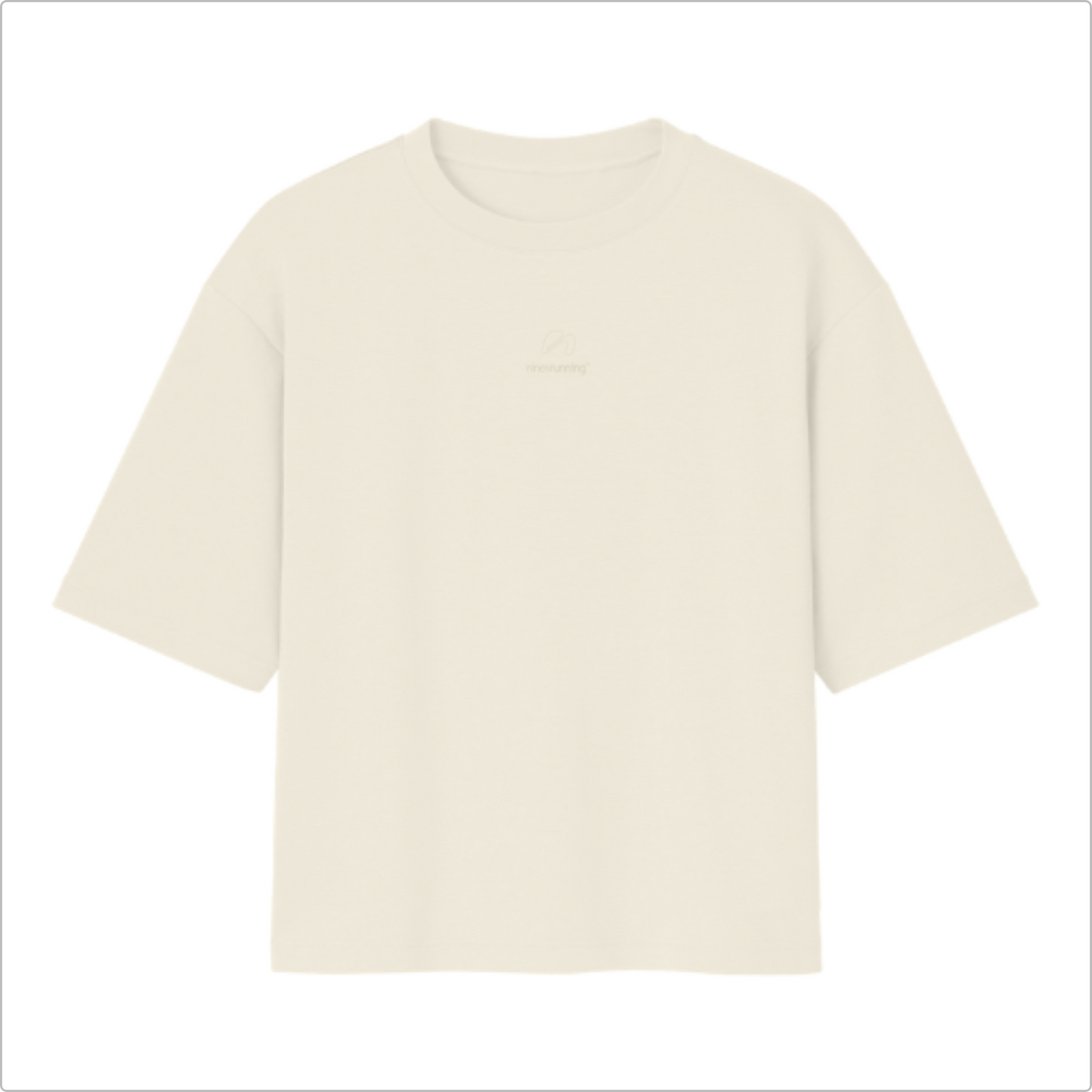 Camiseta com estampa frontal de pequeno logotipo e texto abaixo e estampa traseira com texto grande "SUNDAY RUNDAY", um padrão circular e texto adicional.