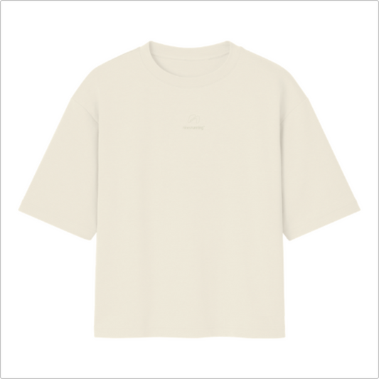 Camiseta com estampa frontal de pequeno logotipo e texto abaixo e estampa traseira com texto grande "SUNDAY RUNDAY", um padrão circular e texto adicional.