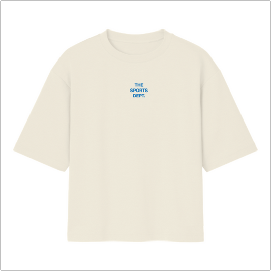 Camiseta com estampa frontal de "THE SPORTS DEPT." e estampa traseira de texto "THE SPORTS DEPT. FROM 19-97" e frases adicionais de estilo.