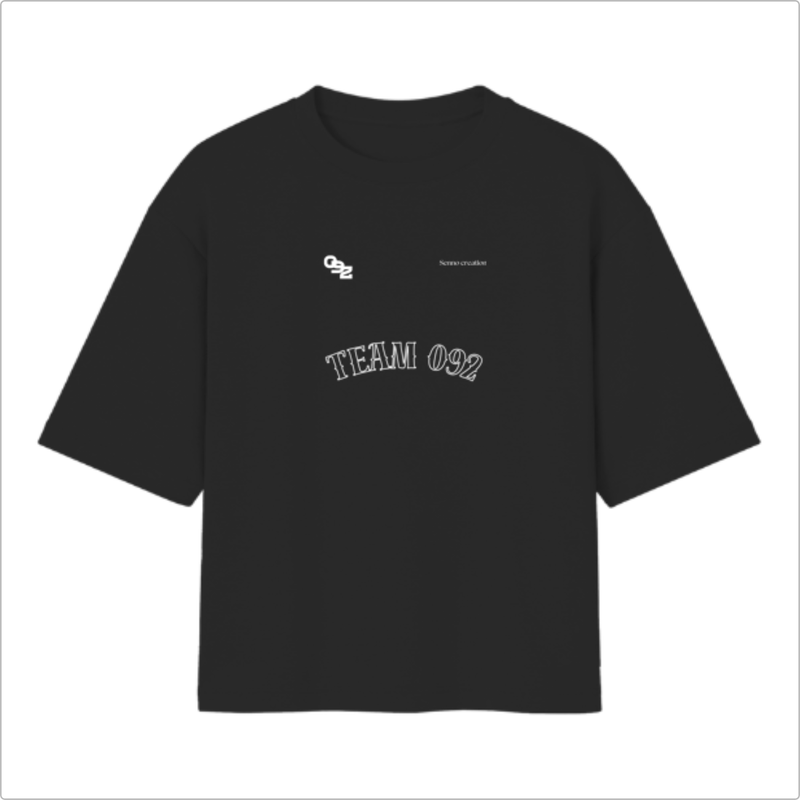 Camiseta com estampa frontal de "TEAM 092" e logo pequeno, e estampa traseira de "MAO" com logo e texto discretos.