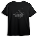 Camiseta com estampa frontal de "ninesrunning RUNNING DEPARTMENT" acompanhada por ícones, e estampa traseira com mesma frase, ícones e texto explicativo.