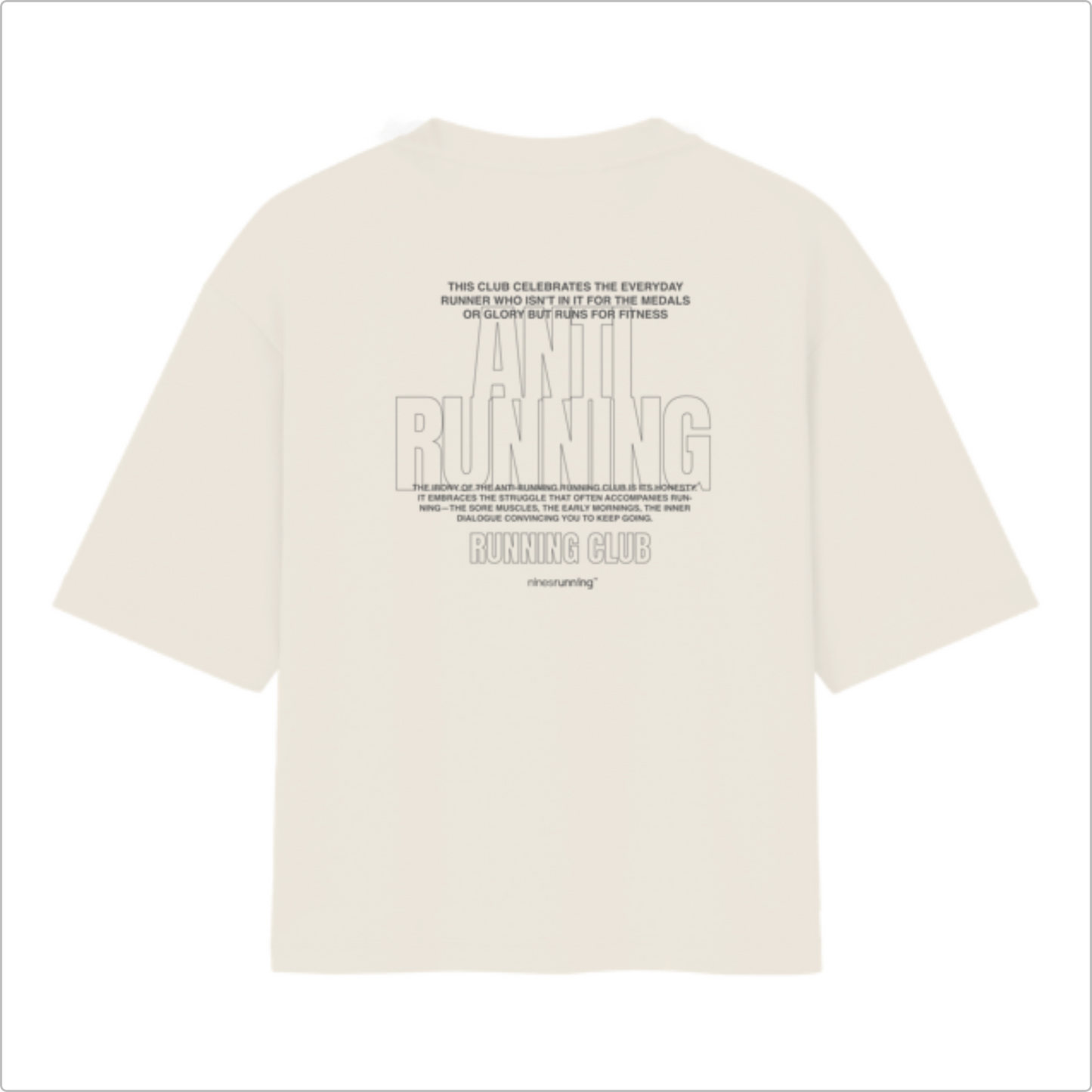 Camiseta com estampa frontal de "ANTI RUNNING RUNNING CLUB" e estampa traseira com texto extenso celebrando corredores, com destaque para "ANTI RUNNING".