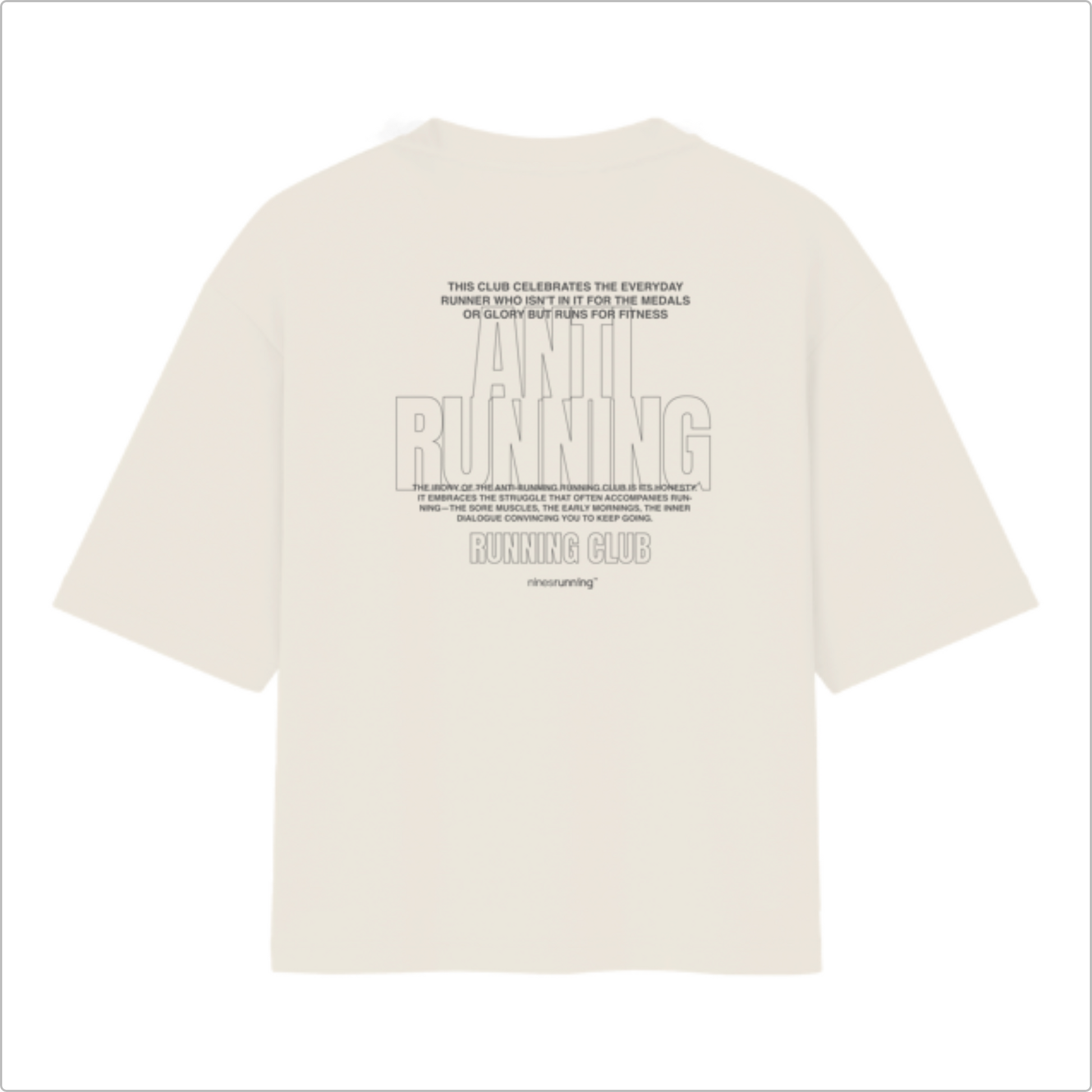 Camiseta com estampa frontal de "ANTI RUNNING RUNNING CLUB" e estampa traseira com texto extenso celebrando corredores, com destaque para "ANTI RUNNING".