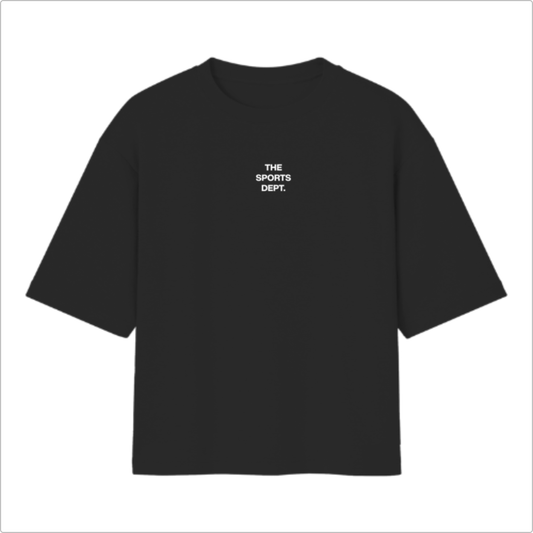 Camiseta com estampa frontal de "THE SPORTS DEPT." e estampa traseira de texto "THE SPORTS DEPT. FROM 19-97" e frases adicionais de estilo.