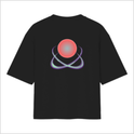 Camiseta com estampa frontal de texto "LIZZYÊ CORP." sobre saturno estilizado, e estampa traseira de átomo estilizado com círculo central destacado.